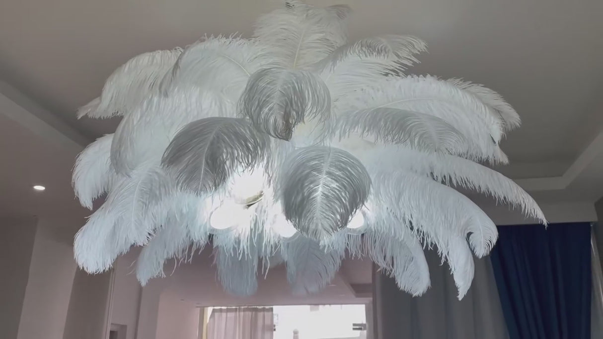Lustre doré en plumes blanches en forme de palmier
