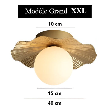 Plafonnier en cuivre martelé et boule de verre dépoli